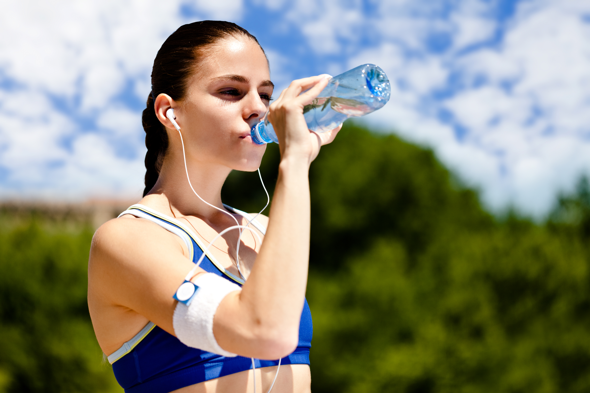 Вода после бега. Дринкинг Ватер. Спортсмен с бутылкой воды. Девушка пьет воду. Вода спорт.